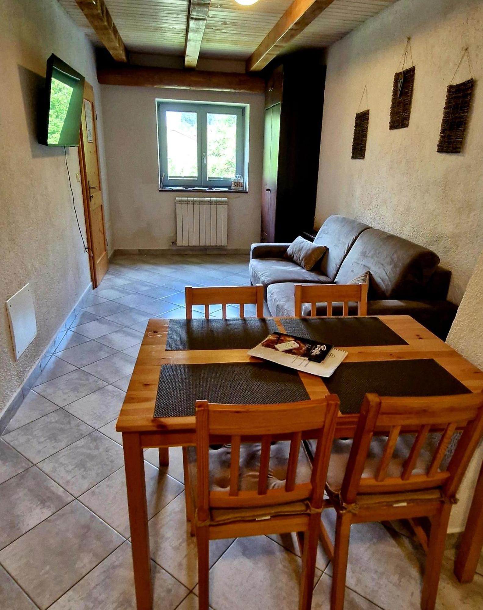 Guesthouse Idila Pod Nanosom Senozece Exterior photo